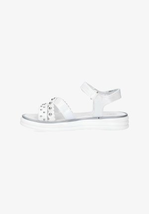 Witte sandaal met meerdere banden, decoratieve zilveren studs, gevoerde zool, verstelbare enkelriem en een gladde, glanzende afwerking.