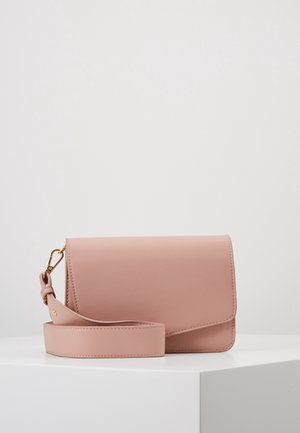 Rosa Kunstleder-Crossbody-Tasche mit flachem Design, magnetischem Klappenverschluss und verstellbarem Tragegurt. Glatte Textur, minimalistischer Stil.