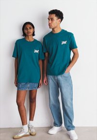 Tommy Jeans FLOWER POWER TEE UNISEX - Camiseta estampada - timeless teal