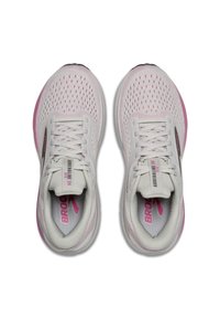 Scarpe sportive bianche leggere con dettagli rosa, parte superiore in rete traspirante, suola ammortizzata e lacci piatti. Presentano un logo sul lato.