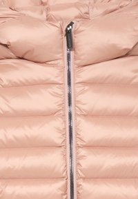 Šviesiai rožinė pūkinė striukė su aukštu apykakle, turinti centrinius užtrauktuką su sidabriniais detalėmis ir siuvinėtu tekstūru.