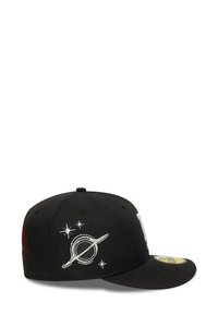 Gorra de béisbol negra con diseño bordado de un planeta blanco y estrellas en el costado, visera plana y etiqueta de tamaño en la parte superior de la visera.
