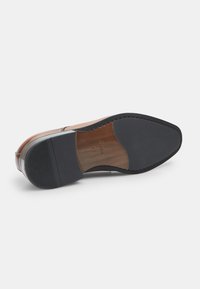 Bata Stringate eleganti - marrone