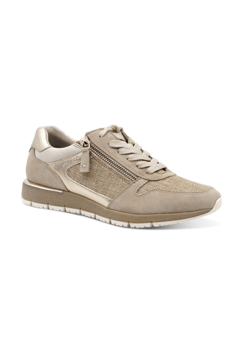 Beige sneaker met een combinatie van suède en mesh materiaal. Beschikt over een zijrits, vetersluiting aan de voorkant en een gevoerde zool.