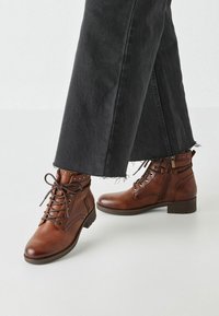 Tamaris Bottines de cowboy / motard - cognac