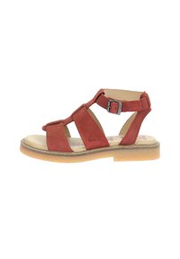 Sandalo rosso in suede con tre cinghie, una chiusura alla caviglia e una soletta imbottita beige. Presenta una suola in gomma testurizzata con un leggero tacco.