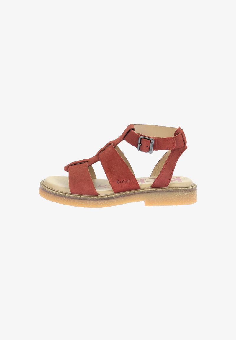 Sandalo rosso in suede con tre cinghie, una chiusura alla caviglia e una soletta imbottita beige. Presenta una suola in gomma testurizzata con un leggero tacco.