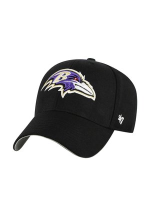 Schwarze Baseballkappe mit Baltimore Ravens-Logo in Lila, Weiß und Gold auf der Vorderseite und weißem '47-Logo an der Seite.