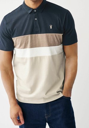 Polo en coton, avec des rayures horizontales bleu marine, marron, blanc et beige. Il comprend un col et un petit emblème sur la poitrine.