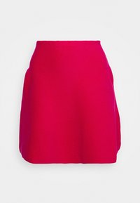 Falda mini de canalé fucsia con cintura alta y silueta acampanada. Presenta una textura suave y bordes limpios. Sin hardware visible ni acentos.