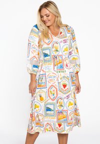 Weißes Kleid mit bunten, grafischen Drucken von Wahrzeichen Kaliforniens und Früchten. Mit einem V-Ausschnitt und langen puffähnlichen Ärmeln mit einem gerüschten Detail.