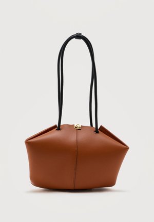 Barna bőrből készült kézitáska, strukturált, szögletes formával és hosszú, vékony fekete fogantyúkkal, egyszerű világos háttér előtt.