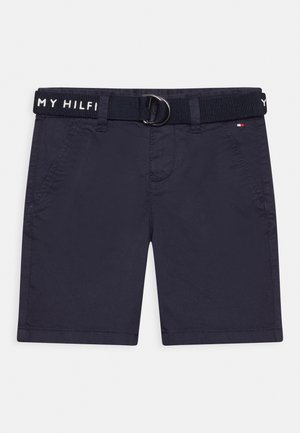 Granatowe szorty z bocznymi kieszeniami, czarny materiałowy pasek z napisem "MY HILFI" oraz małe logo flagi Tommy Hilfiger na prawej kieszeni.