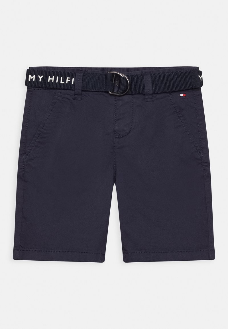Short bleu marine avec poches latérales, ceinture en tissu noire avec le texte « MY HILFI » et petit logo drapeau Tommy Hilfiger sur la poche droite.
