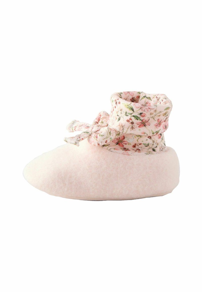 Pantofole in feltro rosa con risvolto a motivo floreale, caratterizzate da una consistenza morbida, forma arrotondata e dettaglio a fiocco sul lato.