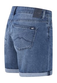 Jeanshort in medium blauw met een omslagzoom en achterzakken met een kenmerkende naad. Inclusief een leren merklabel.