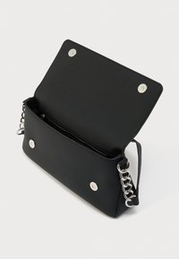 Μαύρη τσάντα ώμου από συνθετικό δέρμα με μαγνητικό κλείσιμο, ασημί μεταλλικά στοιχεία, αλυσίδες διακοσμητικά και εσωτερική τσέπη με φερμουάρ. Ανοιχτός και λειτουργικός σχεδιασμός.