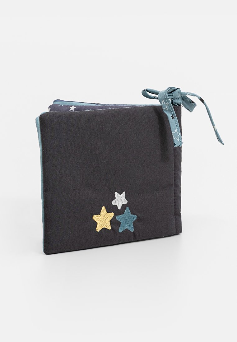 Tkaninowa książka z ciemnoszarym okładką, ozdobiona haftowanymi gwiazdami w kolorze żółtym, białym i niebieskim. Związana pasującym tkaninowym sznurkiem.