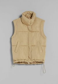 Beige ärmlös pufferväst med hög krage, kviltad textur, två sidofickor, justerbar dragsko i nederkant och slät tygfinish.