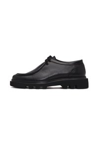 Zwarte leren schoenen met een ronde neus, een laag profiel en een gestructureerd oppervlak. Voorzien van een dikke, robuuste zool met zichtbare profielpatronen.