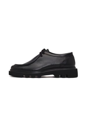 Zwarte leren schoenen met een ronde neus, een laag profiel en een gestructureerd oppervlak. Voorzien van een dikke, robuuste zool met zichtbare profielpatronen.