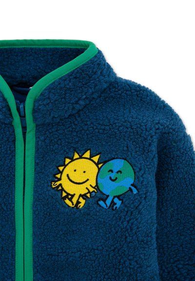 Giacca in pile di un blu profondo con rifiniture verdi, caratterizzata da un ricamo con il design di un sole e della terra sulla parte superiore sinistra, che mette in risalto colori e trame giocose.