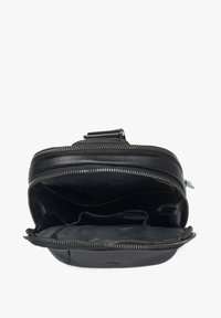 Černá kožená taška s uzavíratelným zipem, několika vnitřními přihrádkami a hladkým povrchem. Jednoduchý design bez ozdob.