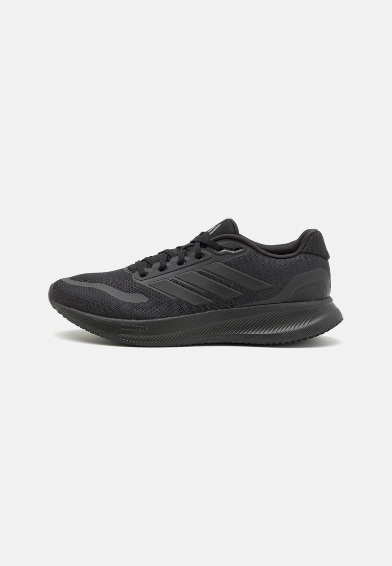 Chaussure de course légère noire avec tige en mesh, semelle coussinée et trois bandes latérales, présentée sur un fond clair uni.
