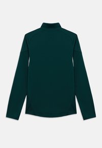 Jersey de manga larga color verde azulado oscuro con cuello alto, confeccionado en tela lisa, con dobladillo curvo y mangas raglán para facilitar el movimiento.