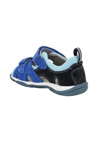 Niebieskie i czarne zamszowe sandały z siateczkowym wykończeniem, dwiema taśmami na rzep, oraz gumową podeszwą z teksturowymi uchwytami i wyciętym wzorem.