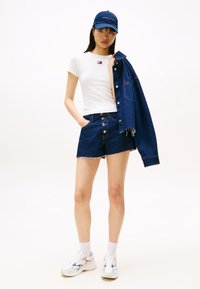 Tommy Jeans SLIM BADGE TEE - Basic T-shirt - ecru