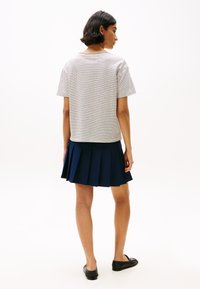 Tommy Hilfiger MODERN - Print T-shirt - calico/dark night navy