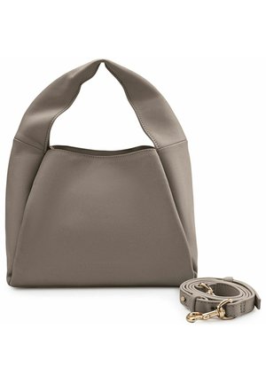 Weiche Lederhandtasche in Taupe mit einem oberen Griff und abnehmbarem Schulterriemen mit goldfarbenen Verschlüssen, vor weißem Hintergrund platziert.