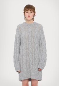 Rochie pulover oversized din tricot gri, cu mâneci lungi, manșete ribilate și un model texturat pe întreaga suprafață. Confortabilă, cu o croială lejeră.