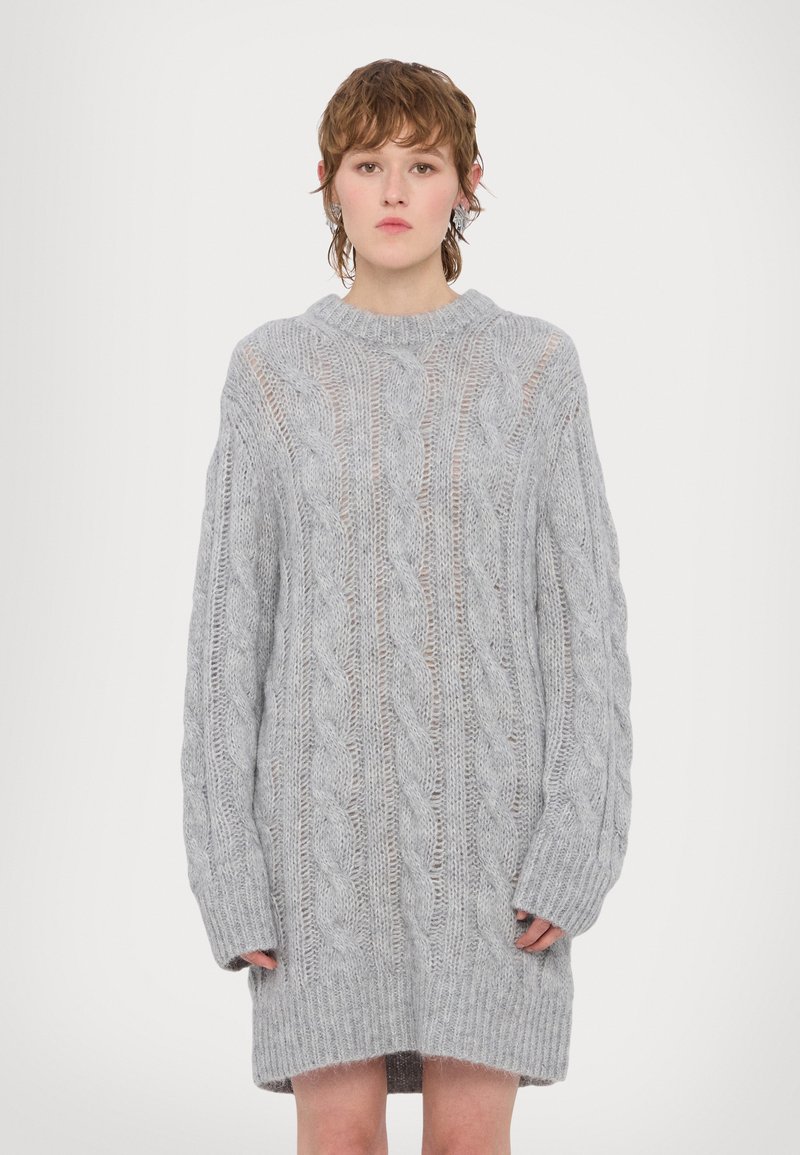 Rochie pulover oversized din tricot gri, cu mâneci lungi, manșete ribilate și un model texturat pe întreaga suprafață. Confortabilă, cu o croială lejeră.