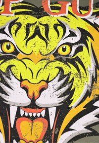 Tiger-Graphicdruck auf Stoff, der lebendige Gelb-, Schwarz- und Weißtöne zeigt. Abgenutzte Textur und auffällige Details an Augen und Schnurrhaaren.