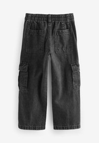 Pantaloni cargo in denim nero con cintura elastica, due tasche posteriori e due tasche laterali, caratterizzati da un fit rilassato e lunghezza a metà polpaccio.