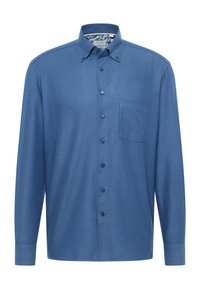 Camicia blu a maniche lunghe da uomo con colletto button-down e taschino sul petto, realizzata in un tessuto leggermente testurizzato.
