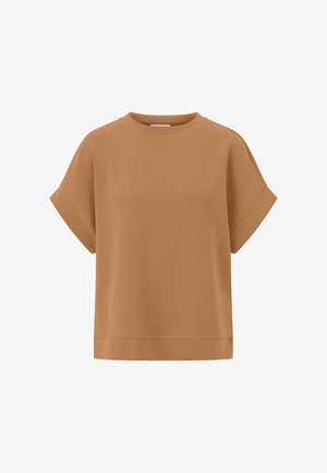 Sweat-shirt à manches courtes, ample, de couleur camel-brun avec des poignets retroussés et un col rond sur fond blanc.
