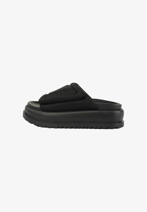 Czarna klapka na platformie z grubym, miękko wyściełanym paskiem z wytłoczonym logo "BUFFALO" i teksturowaną podeszwą.