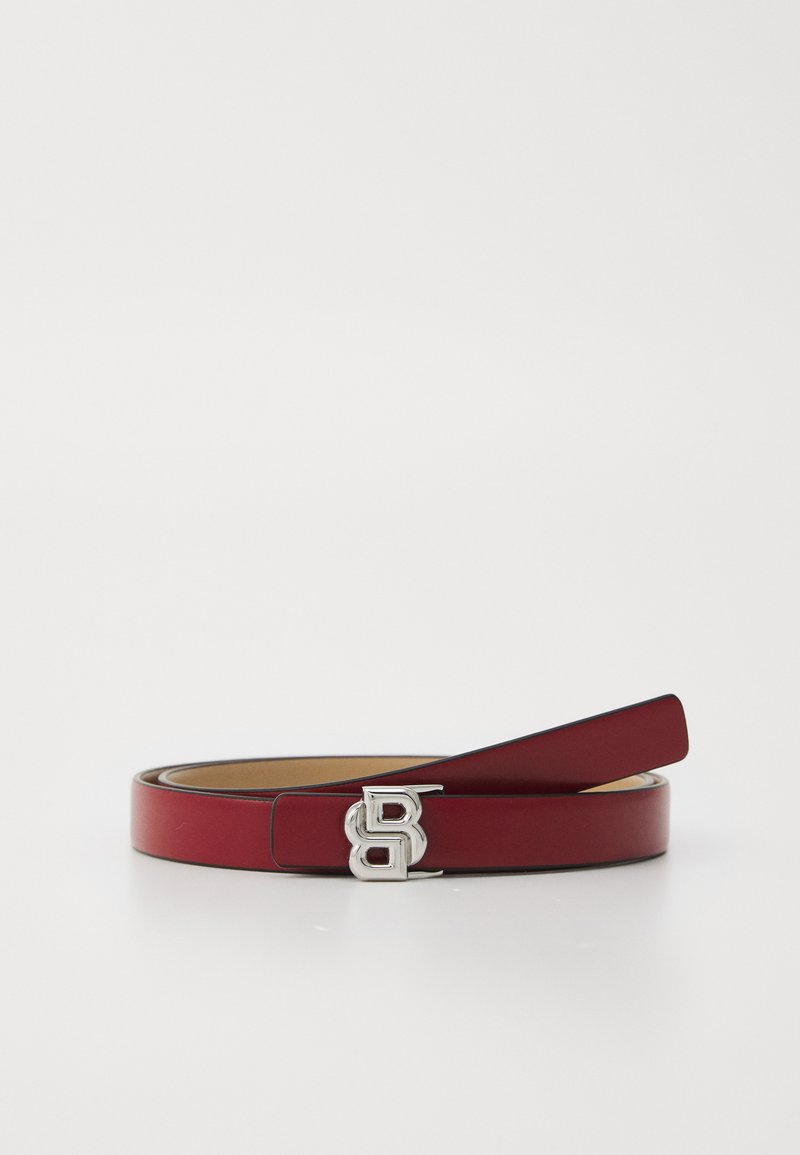 Roter Ledergürtel mit schmalem Profil, ausgestattet mit einer silbernen Doppel-"B"-Schnalle. Glatte Textur mit minimalistischen Design.