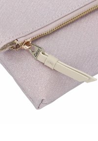 Rosa texturierte Tasche mit einem goldenen Reißverschluss und einem beigen Leder-Ziehband, das ein Gabor-Logo zeigt. Glatte Oberfläche und kompakte rechteckige Form.