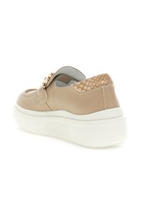 Beige Leder Slipper mit strukturiertem, gewebtem Rückendetail, goldenen Hardwareakzenten und weißer Gummisohle. Glatte Oberfläche mit abgerundeter Zehenpartie.