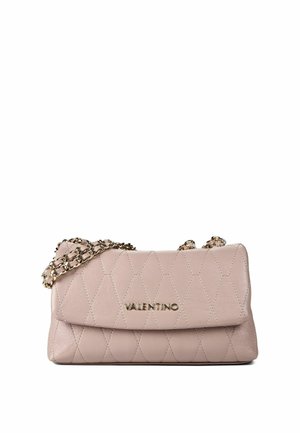Sac à main Valentino en cuir matelassé rose clair avec bandoulière chaîne dorée et logo Valentino doré sur le rabat avant.