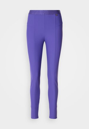 Paarse leggings met een gestructureerde tailleband met een luipaardprintpatroon, aansluitend ontwerp en naadloze stiksels langs de benen.
