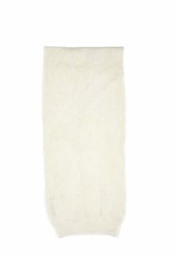 Scialle bianco lavorato a maglia con una texture a coste, dotato di sottili accenti di paillettes, e un orlo semplice nella parte inferiore.