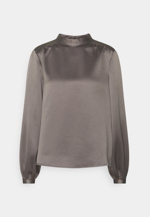 Szara satynowa bluzka z długim rękawem, z wysokim kołnierzem i mankietami na guziki, przedstawiona na jednolitym tle.