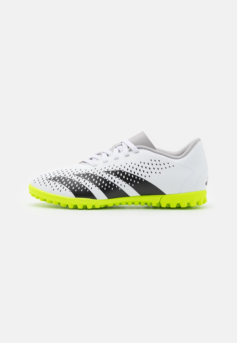 Scarpe da calcio bianche e nere con un design superiore perforato, dettagli grigi e una suola in gomma gialla brillante con presa testurizzata.