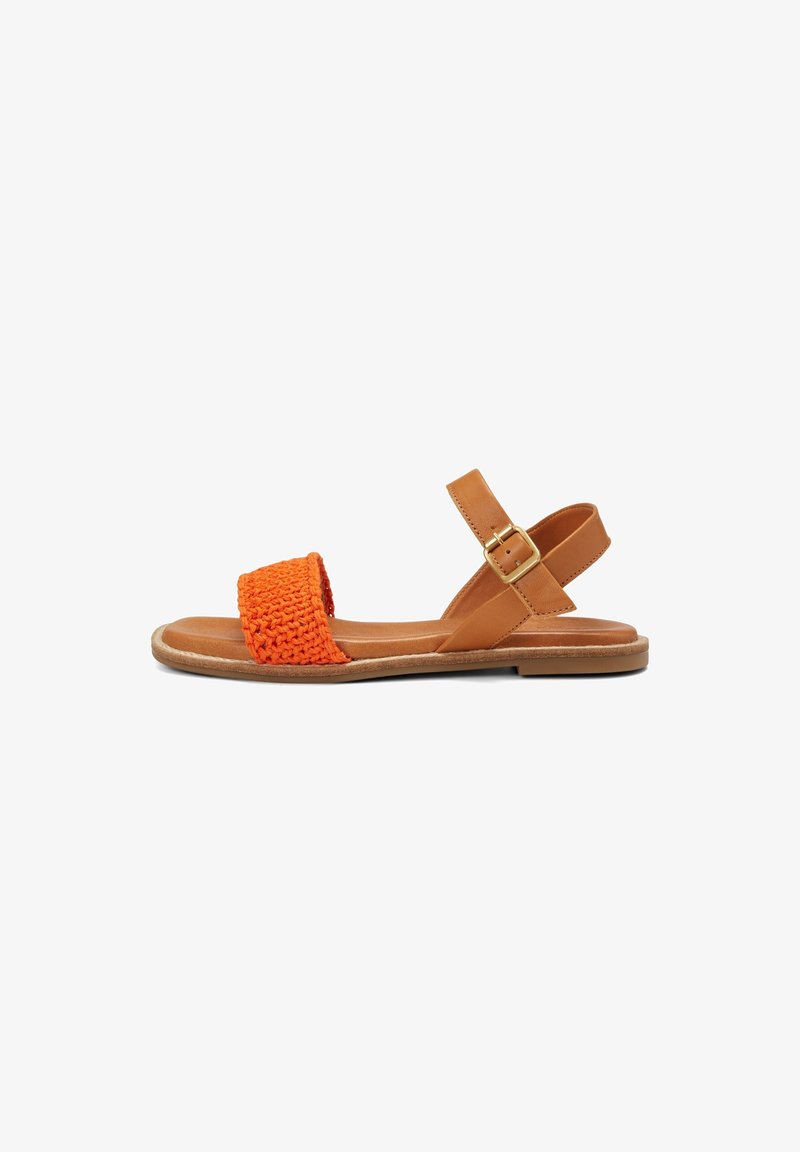 Sandale plate en cuir marron avec une bride avant en maille orange et une bride de cheville réglable avec une boucle dorée.