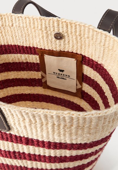 Sac cabas en paille tissée avec des rayures horizontales bordeaux et naturelles, anses en cuir marron foncé, et une étiquette intérieure en tissu indiquant "WEEKEND MaxMara."